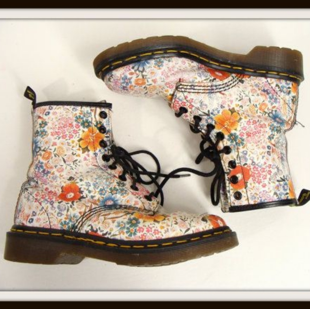 Vintage & very rare DOC MARTENS WHITE MEADOW FLORAL BOOTS made in England sz7US.